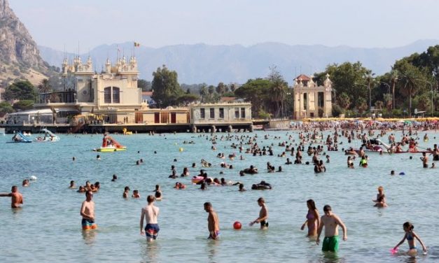 Ferragosto in vacanza per 25,4 milioni di italiani. Ma 1 su 4 è rimasto a casa