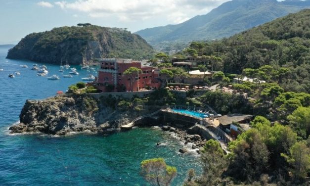 Mare, grotte e acqua mediterranea. Ischia, l’isola giardino