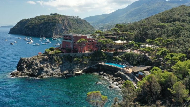 Mare, grotte e acqua mediterranea. Ischia, l’isola giardino