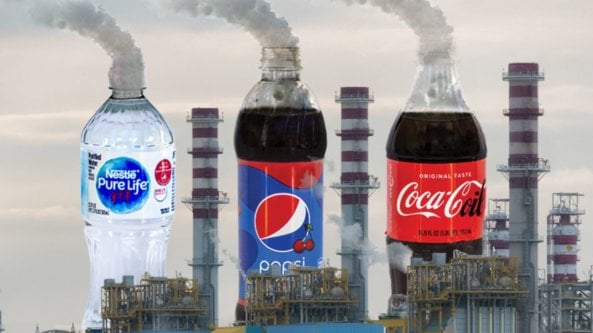 La bottiglietta Coca Cola e Big Oil insieme aggravano la crisi climatica