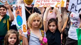 Il “tradimento” dei governi scatena una nuova sindrome tra i giovani: è l’ansia climatica