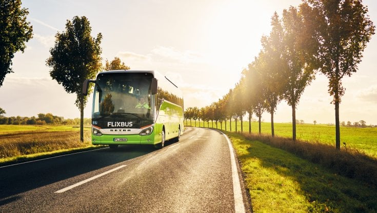 In viaggio su Flixbus con i podcast di Loquis: 1.300 km di Belpaese raccontati in diretta a chi li attraversa