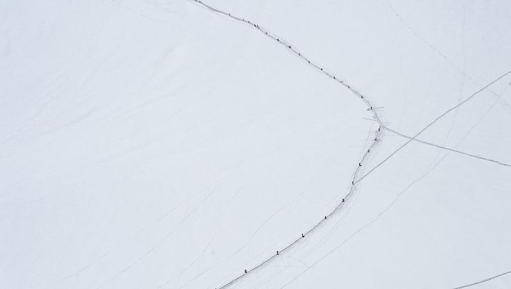 Monte Bianco. Cordata record, 200 alpinisti, per celebrare i due secoli delle guide di Chamonix