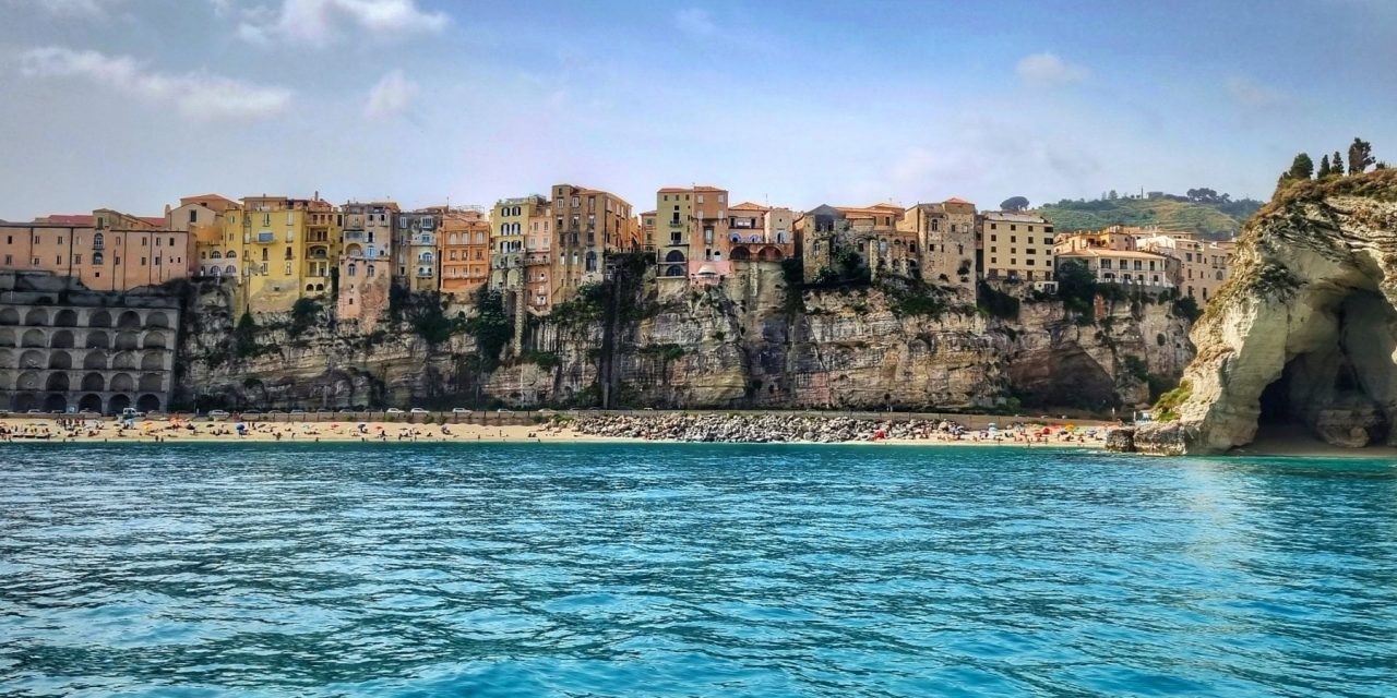 Tropea, il borgo più bello d’Italia: un viaggio nei gioielli incastonati sulla costa degli Dei