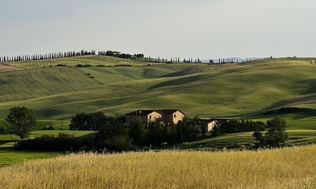 Vacanze, a luglio partono 14,9 milioni di italiani: meglio che nel 2020 ma rispetto al 2019 il “buco” è di quasi 3 milioni