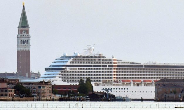 Venezia, arriva la prima Grande Nave del dopo pandemia. E fa lo slalom tra i canali, come sempre