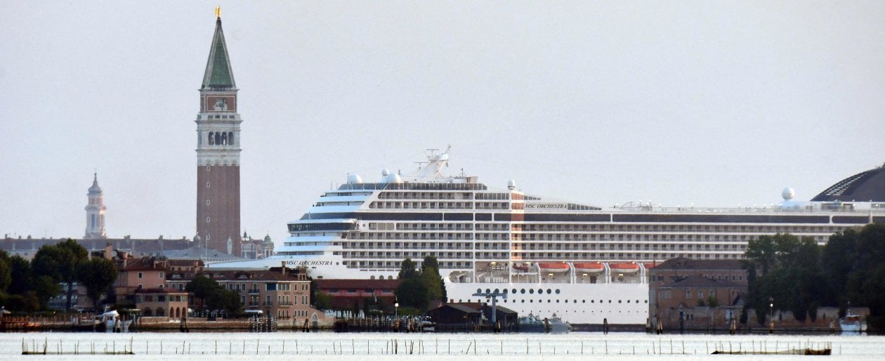 Venezia, arriva la prima Grande Nave del dopo pandemia. E fa lo slalom tra i canali, come sempre