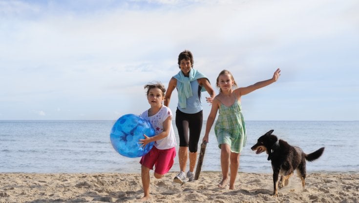 Bandiere verdi: ecco le 143 spiagge italiane a misura di bambino. Sicilia e Calabria prime regioni, ma l’oasi delle famiglie è nell’Adriatico Centrale