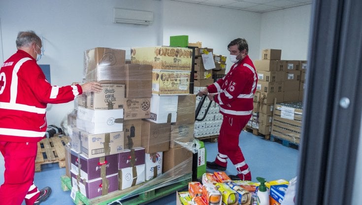 Milano, nell’hub anti-spreco premiato con l’Earthshot Prize dal principe William: carne, pasta e latte ai sommersi dalla crisi