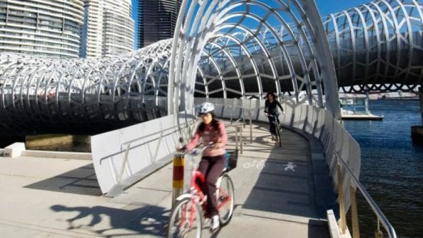 Ciclabili: sospese, vista mare o sotto terra. Giro del mondo (e dell’Italia) in pista