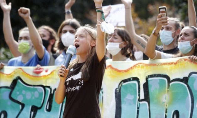 Milano, migliaia in piazza con Greta e Vanessa: “Un altro mondo è possibile”