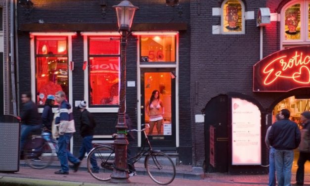 Amsterdam, via il quartiere a luci rosse dal centro; la sindaca Halsema chiama il turismo di qualità