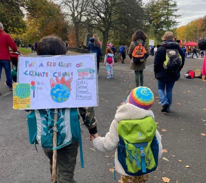 “Voi ve ne fregate ma io no”: a Glasgow scendono in piazza i giovani attivisti per il clima