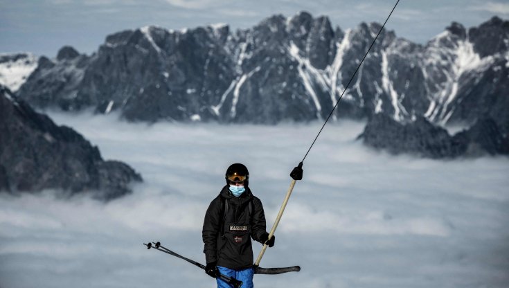 Sci, Francia. Castex: “Obbligo mascherina per chi è in fila per seggiovie o ski-lift”