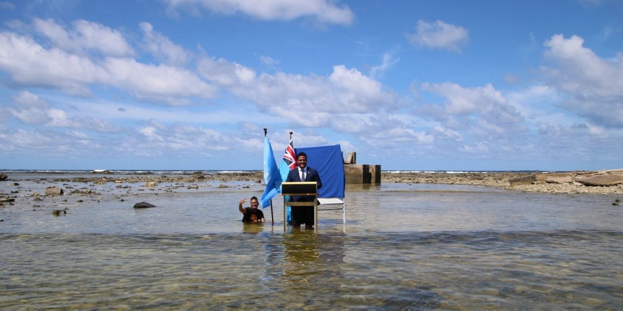 Tuvalu: l’SOS del ministro in mare, dove un tempo c’era terraferma. “Aiutateci, stiamo affondando”