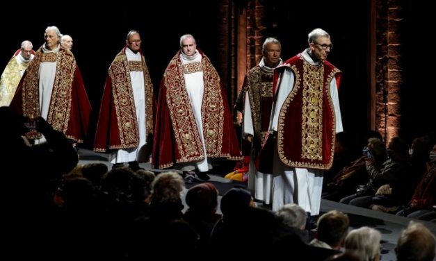 Tournai, l’insolito spot della cattedrale: la navata come un catwalk, sfilano gli abiti dei sacerdoti di 4 secoli