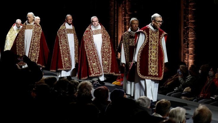 Tournai, l’insolito spot della cattedrale: la navata come un catwalk, sfilano gli abiti dei sacerdoti di 4 secoli