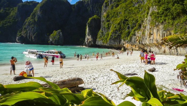 Thailandia riapre la spiaggia di Di Caprio. Niente più battelli e numero chiuso per salvare “The Beach”