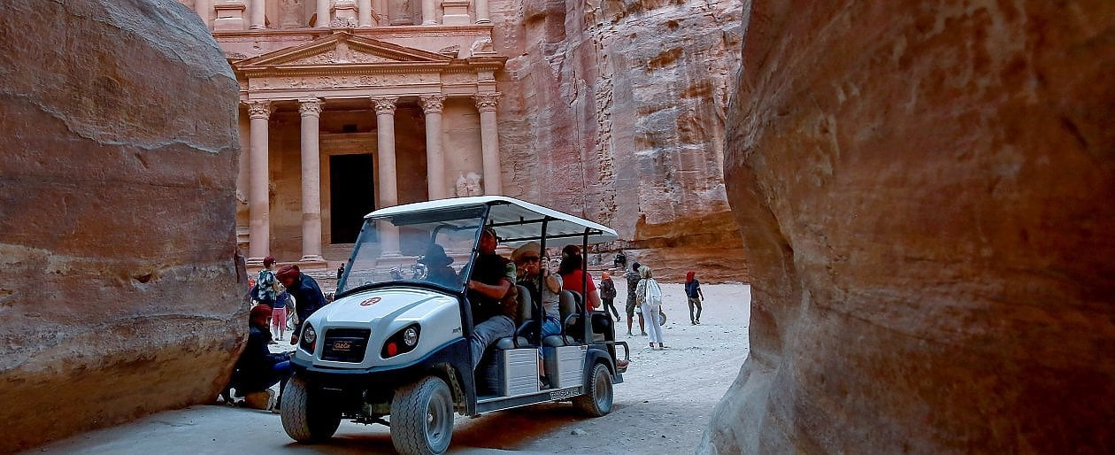 La svolta animalista di Petra: auto elettriche al posto di calessi e cavalli per svelare il castello ai turisti fragili (e non solo)