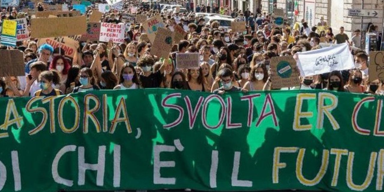 Clima, il ritorno dei Fridays for future: “Tutti insieme per una transizione che sia davvero ecologica”