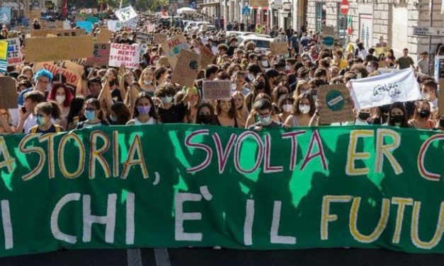 Clima, il ritorno dei Fridays for future: “Tutti insieme per una transizione che sia davvero ecologica”