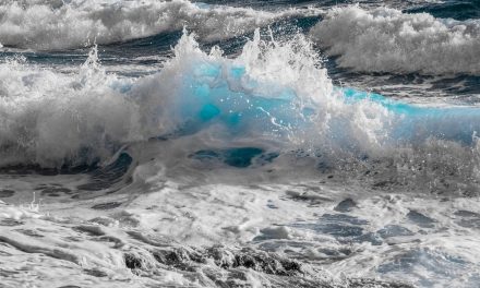 Pfas anche nel mare: onde e spruzzi li diffondono nell’aria