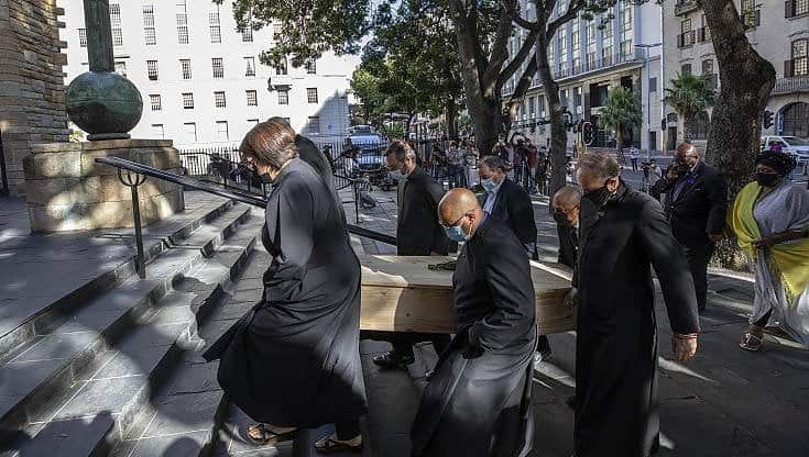 Cos’è l’acquamazione, l’alternativa sostenibile alla cremazione scelta da Desmond Tutu