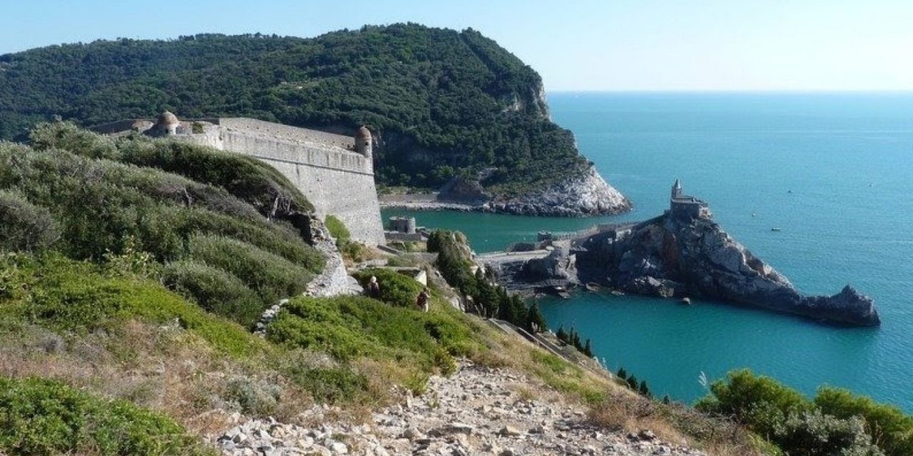 Firmano in oltre 30mila contro la vendita di un angolo di paradiso a Porto Venere