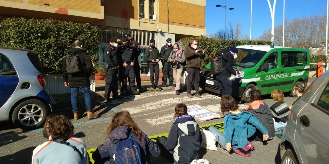 Sit-in al Mite di Extinction Rebellion: “Sciopero della fame perché la politica ci ascolti”