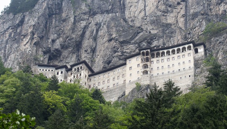 Turchia, antico monastero ortodosso diventa discoteca per videoclip. La Grecia si infuria