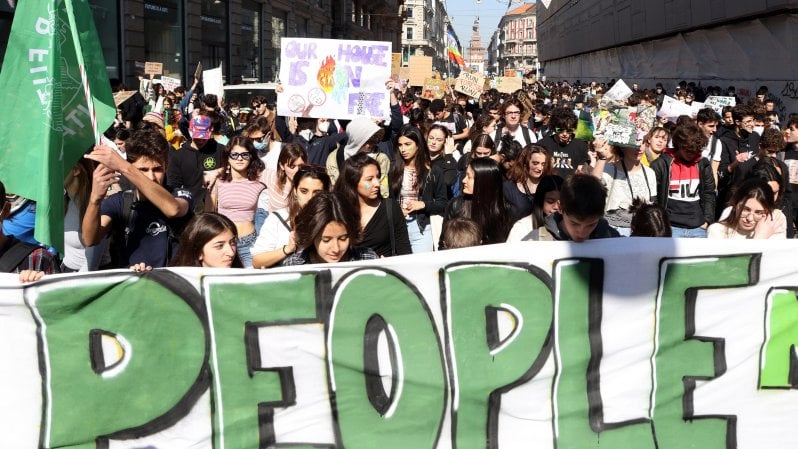 Migliaia di studenti allo sciopero globale per il clima: “Veniamo a riprenderci il futuro”