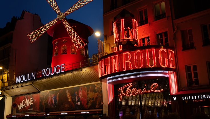 Airbnb rivisita il Moulin Rouge: per tre notti sarà la dimora da sogno di tre coppie fortunate