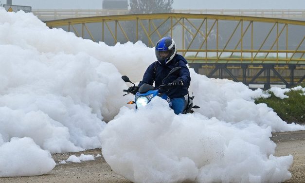 Nuvole di schiuma tossica e maleodorante hanno invaso una città della Colombia