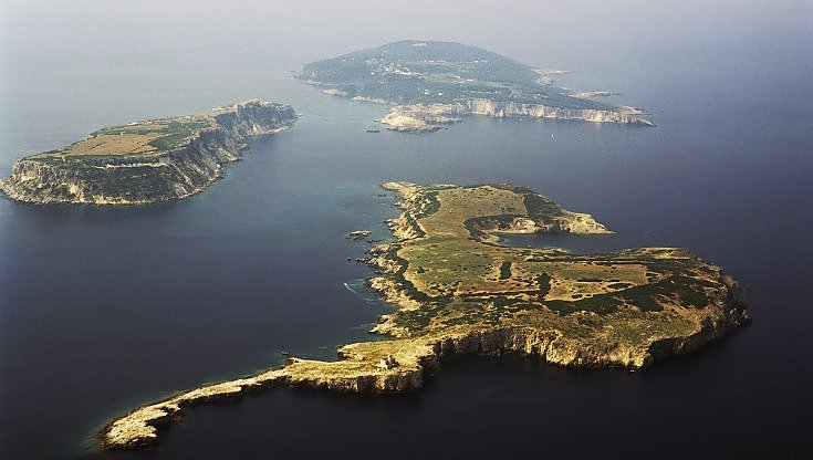 Isole Tremiti, la villa di Lucio Dalla in affitto per vacanze esclusive. Ispirò “Luna Matana” e “Com’è profondo il mare”