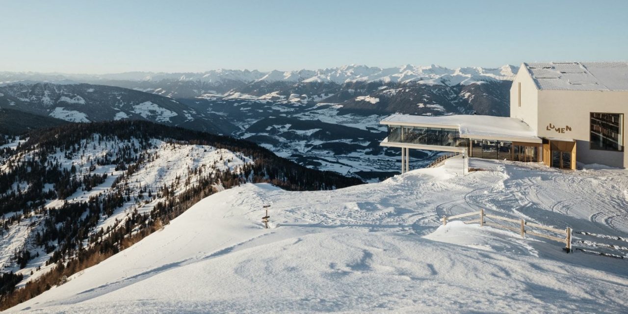 La vecchia funivia protegge la montagna dalla crisi climatica con arte e cucina stellata