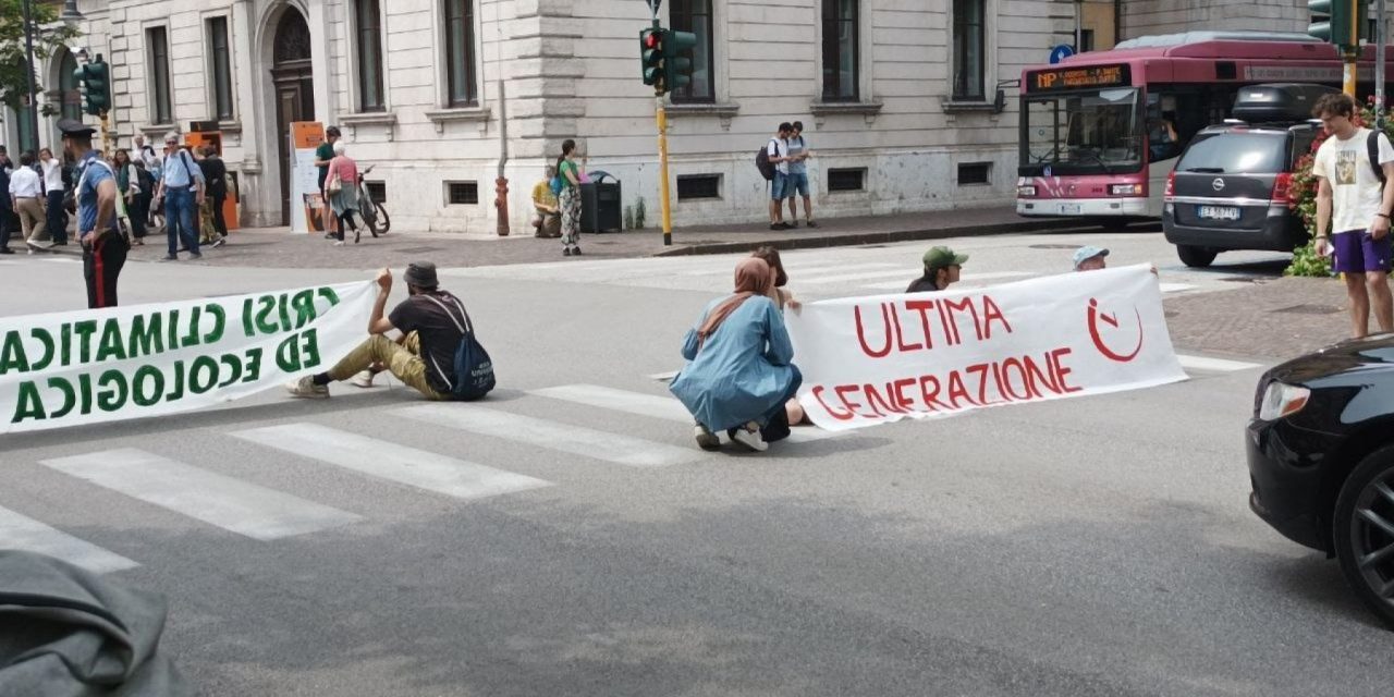 Perché bloccano il traffico per l’ambiente e chi sono gli attivisti di ”Ultima generazione”