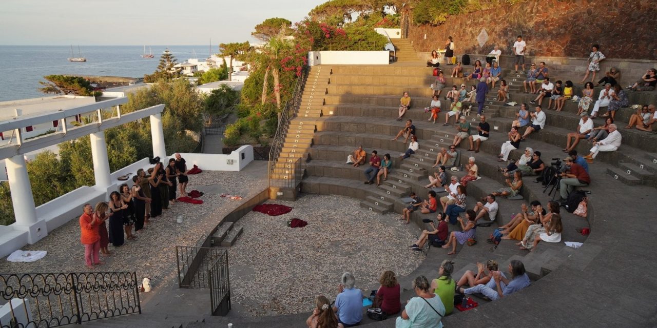 Sotto il cielo di Stromboli si spengono le luci per la Festa di Teatro eco logico