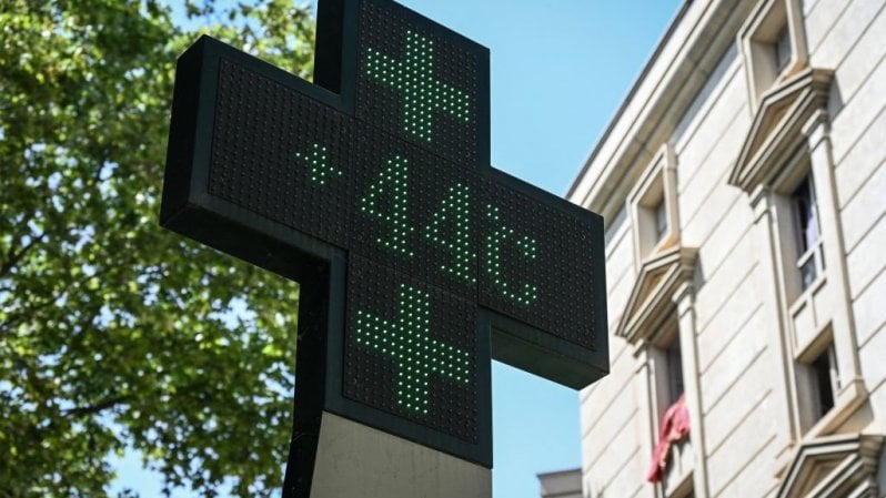 Deragliamenti, blackout e persino uccelli che cadono dal cielo: gli effetti impensabili del caldo estremo