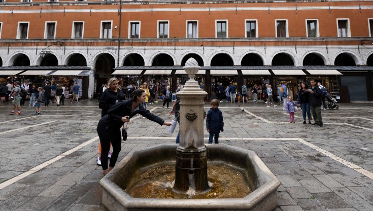 Venezia, stop alle bottigliette di plastica: un’app svela ai turisti dove sono le 126 fontane potabili