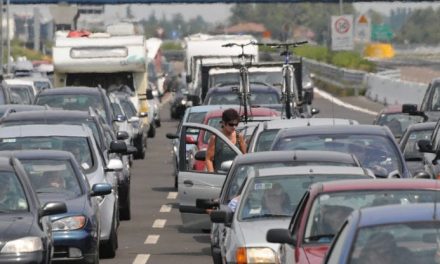 Esodo, via al peggior weekend: su strade e autostrade sabato unico bollino nero dell’estate, venerdì e domenica rossi. Le direttrici più a rischio