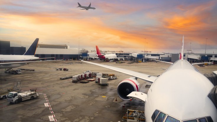 Australia, caos bagagli in aeroporto. Qantas cerca volontari tra i dirigenti: “Serve una mano in servizio carico/scarico”