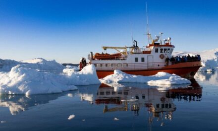 Groenlandia, troppi turisti a caccia di iceberg. Sindaco Disko Bay invoca numero chiuso per crociere. “Qui effetti global warming più gravi che ovunque”