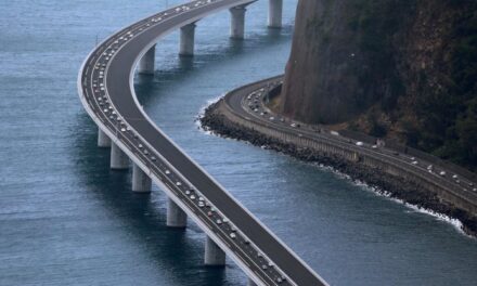 La Reunion. Il nuovo viadotto sull’oceano è un ponte sul futuro: le vie lungo il mare che avanza dovranno essere così