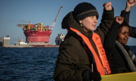Attivisti da tutto il mondo sulla piattaforma Shell nell’Atlantico: la protesta