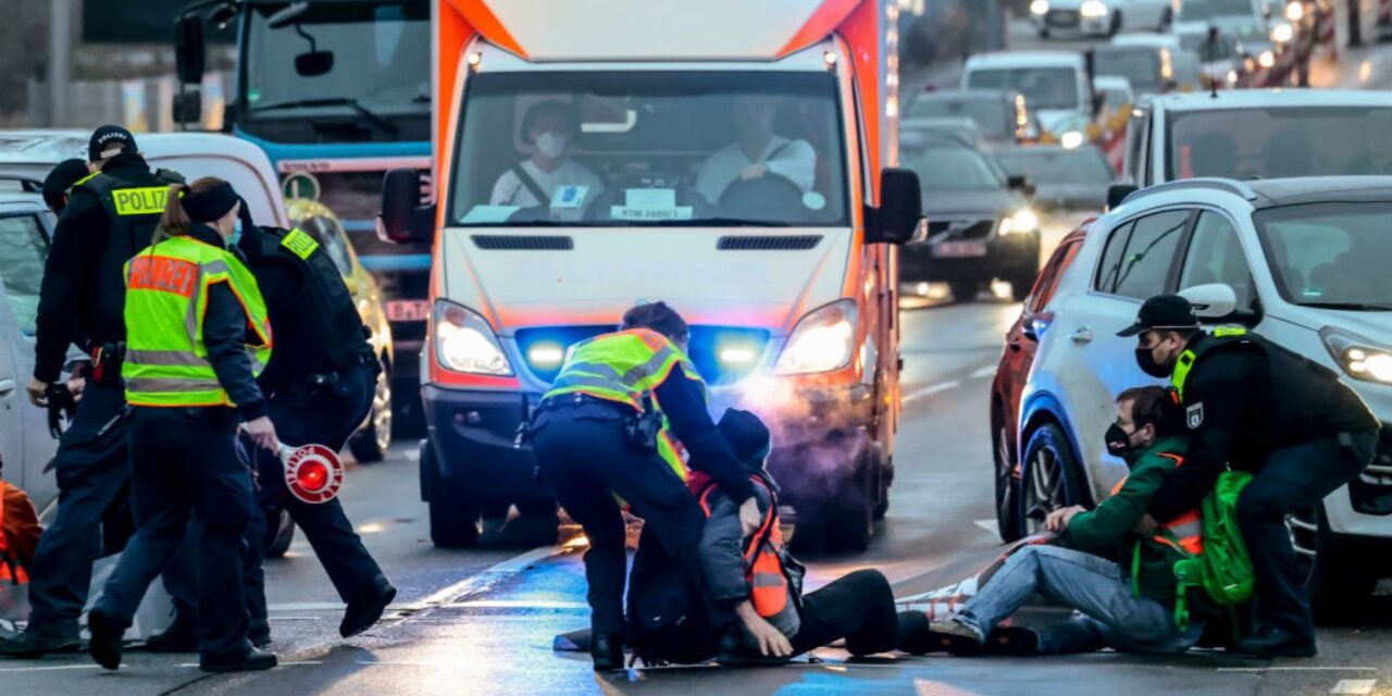 Una task force contro la colla usata dagli ambientalisti per protestare