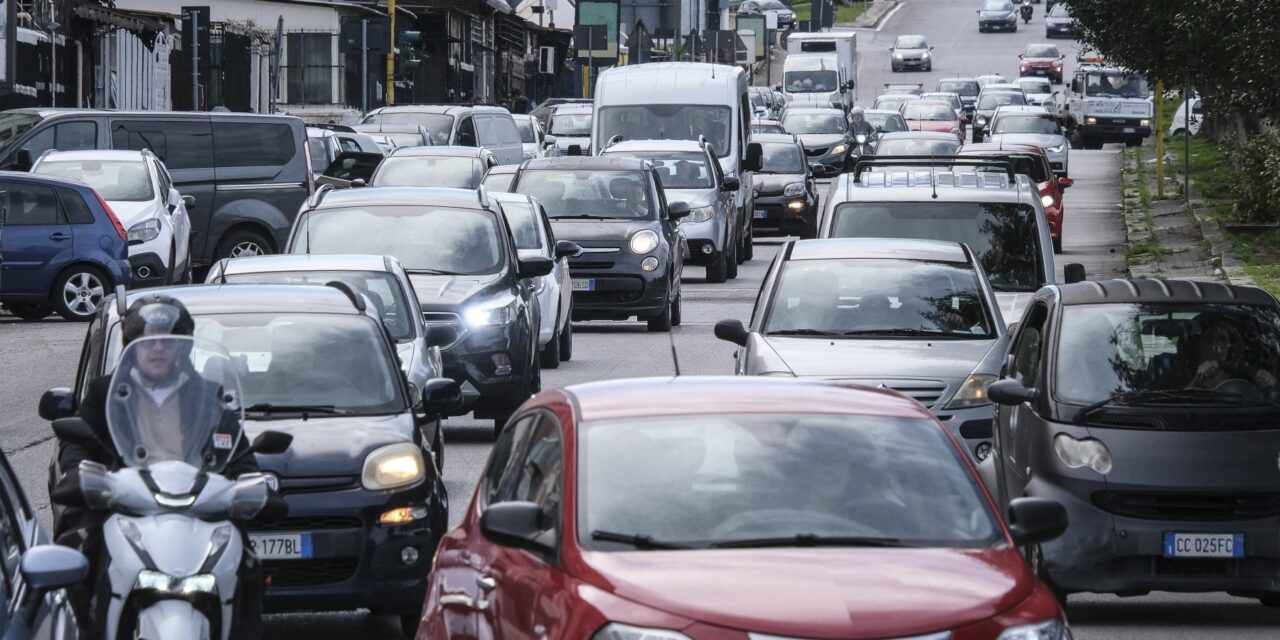 Troppo smog, poche bici, mezzi pubblici scarsi: le città italiane ancora lontane dagli obiettivi 2030