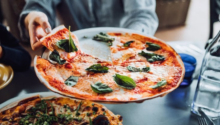 Quanta acqua ci vuole per una pizza (e non solo)? Come risparmiarla un pasto alla volta