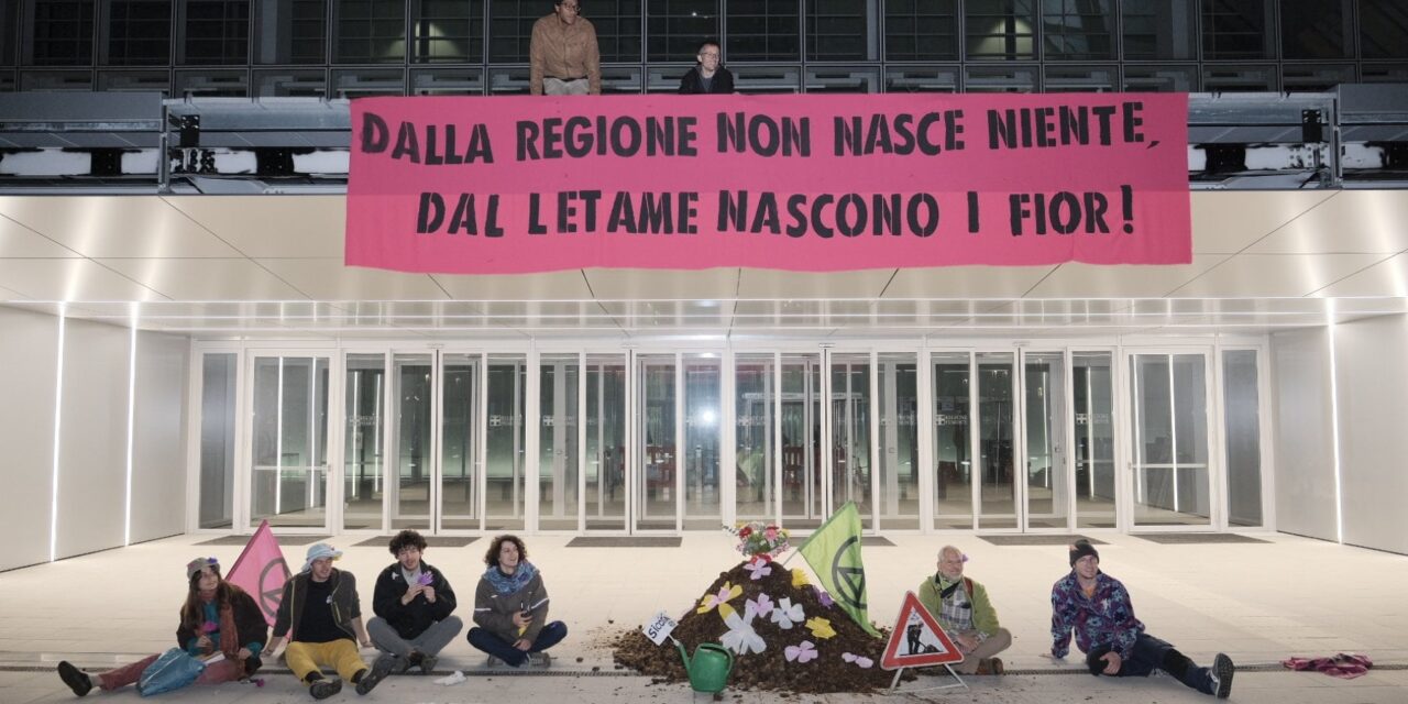 Extinction Rebellion scarica letame davanti alla Regione a Torino: “Non fa niente contro la siccità”