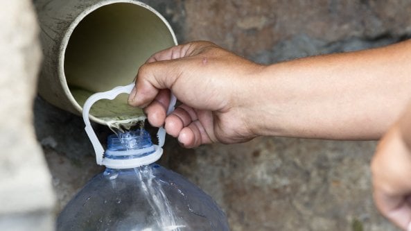 I ricchi consumano troppa acqua e la diseguaglianza peggiora la crisi idrica