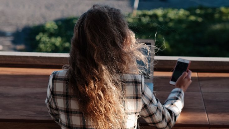 Porto il lavoro in ferie per allungare la vacanza: tra i giovani, il boom del nomadismo digitale “a metà”